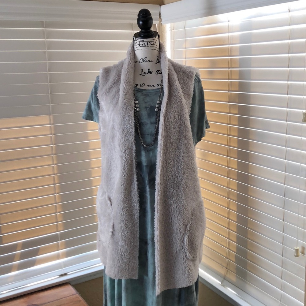 ☀️NWOT Gray Faux Fur Fuzzy  Vest